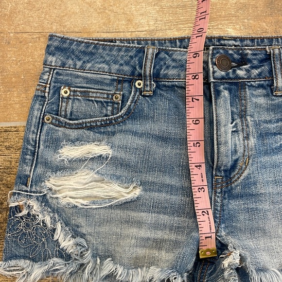 American Eagle Tomgirl Shortie Distressed Floral Embroidered Jean Shorts 4 (big) - Picture 7 of 11